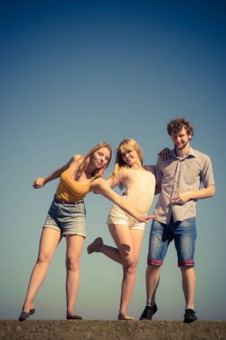 Grup arkadaşları erkek iki kız açık eğleniyor