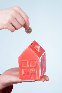 Erkek el küçük ev ve gümüş sikke.