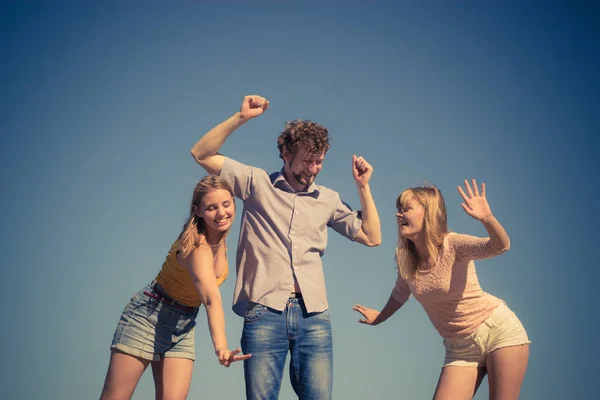 Gruppe von Freunden, die Spaß im Freien haben — Stockfoto