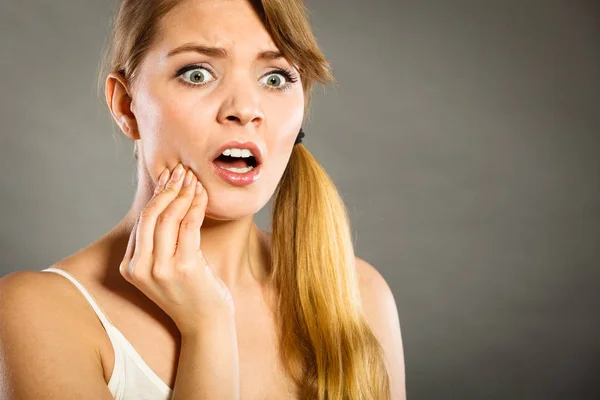 Mulher que sofre de dor de dente — Fotografia de Stock