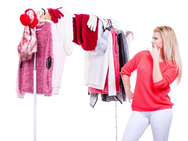 Kvinna i vinter garderob beslutar vad bär — Stockfoto