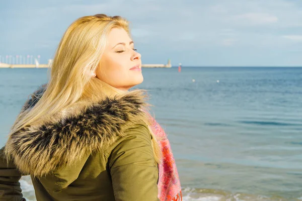 Mujer relajante en la playa, día frío — Foto de Stock