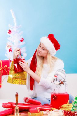 Noel Baba şapkası Noel hediyeleri hazırlama kadın