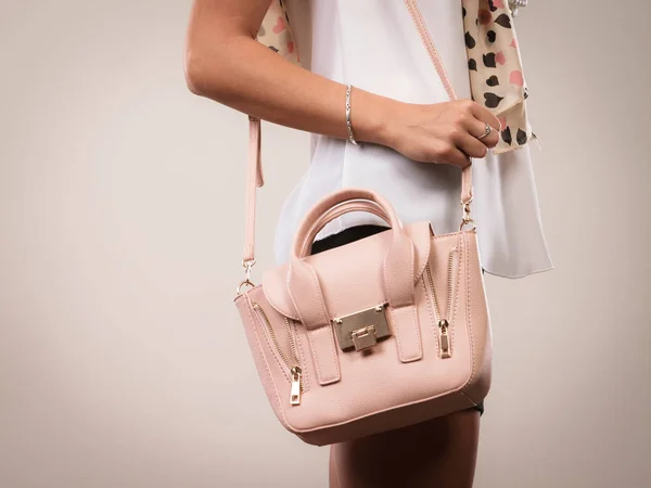 Ragazza alla moda tenendo borsa borsa . — Foto Stock
