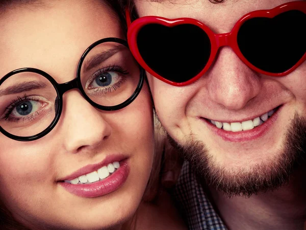 Ευτυχισμένο ζευγάρι άνδρα και γυναίκας σε γυαλιά. — Φωτογραφία Αρχείου