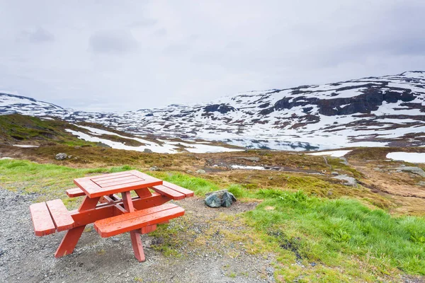 Κάμπινγκ με τραπέζι πικ-νικ στα Νορβηγικά βουνά — Φωτογραφία Αρχείου