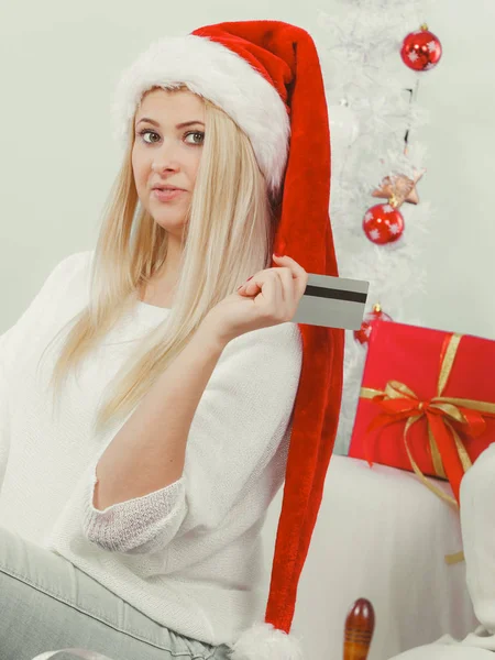 Žena v Santa hat držení tabletu a kreditní karty — Stock fotografie