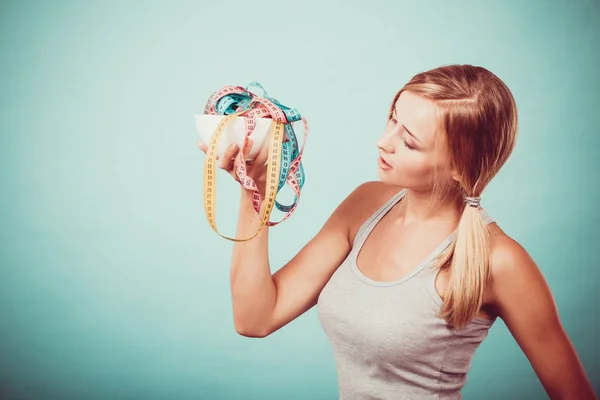 Dieta. Chica con cintas métricas de colores en tazón —  Fotos de Stock
