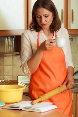 Planlama ve yemek hazırlama ev hanımı