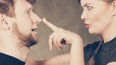 Kadın adamın yüzüne karşı krem uygulamak.