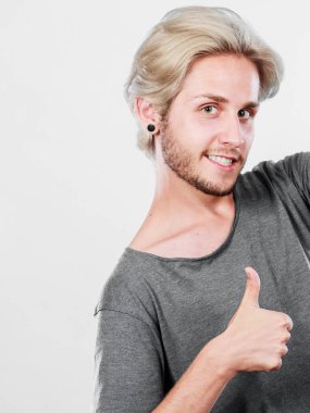 Başparmak pes içerik genç adam