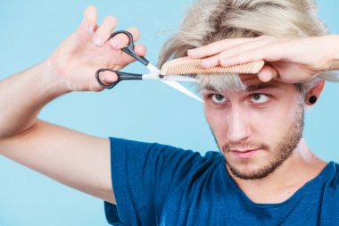 Adam makas ve tarak yeni saç modeli oluşturma