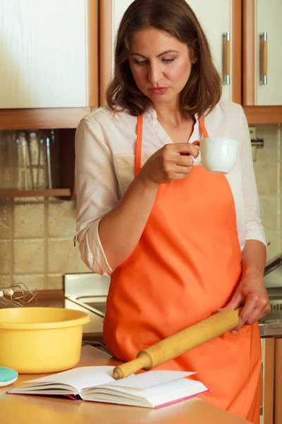 Ama de casa planificación y preparación de la comida —  Fotos de Stock