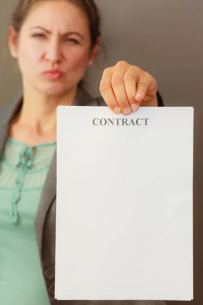 Zakelijk vrouw weergegeven: contract — Stockfoto