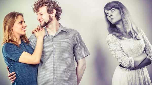 Mulher gelosa com casal feliz — Fotografia de Stock