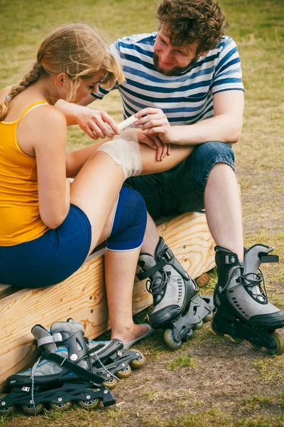 Mujer patinadora con rodilla lesionada — Foto de Stock