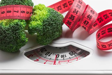 Kasette ağırlık ölçek ölçme ile brokoli. Diyet