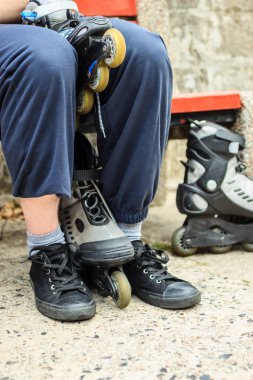 Adam tekerlekli paten üzerinde açık koyarak.