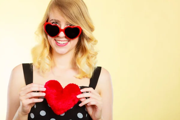 Mujer sosteniendo corazón rojo símbolo de amor —  Fotos de Stock