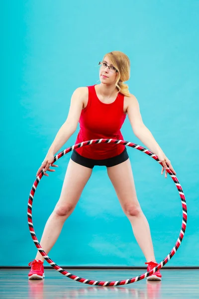 Fitte Frau mit Hula-Hoop-Reifen bei der Übung — Stockfoto