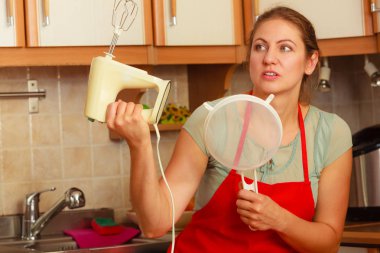 Ev kadını mutfakta eğleniyor karıştırıcılı.