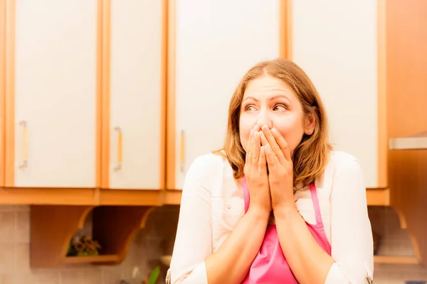 Dona de casa infeliz na cozinha — Fotografia de Stock