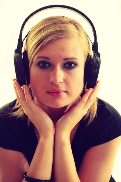 Menina loira em grandes fones de ouvido . — Fotografia de Stock