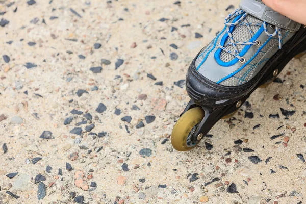 Frau mit Rollschuhen im Freien. — Stockfoto