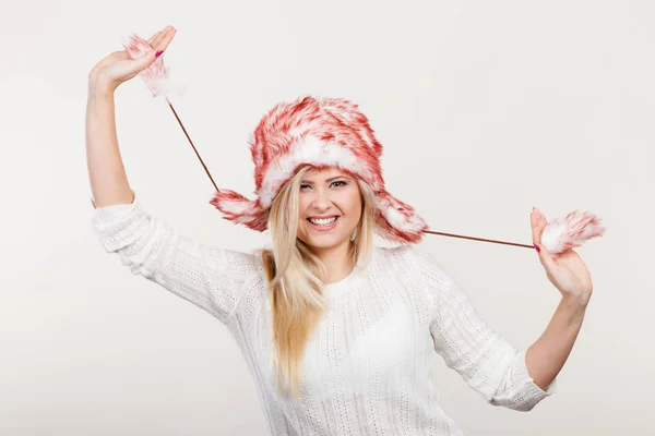 Donna con cappello caldo peloso invernale — Foto Stock