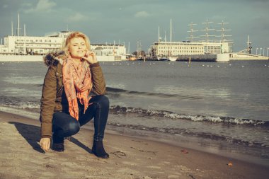 Plajda, rahatlatıcı kadın soğuk gün