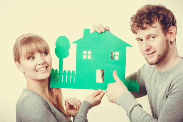 Neşeli çift geleceklerini kutluyor.