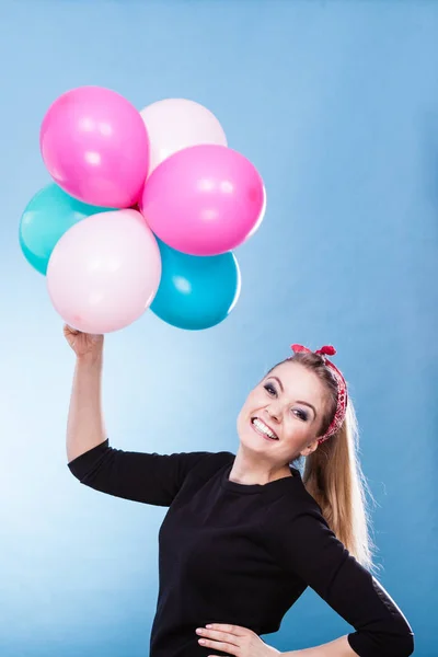 Tonåring glad flicka som leker med färgglada ballonger — Stockfoto
