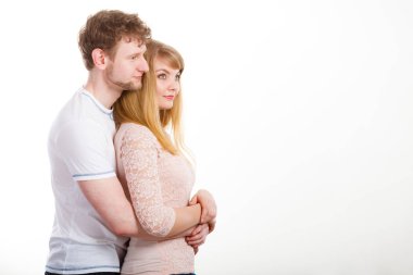 Mutlu arkadaşlığını çift birbirlerine sarılma.