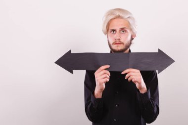 Sol ve sağ oklar siyah tutan adam