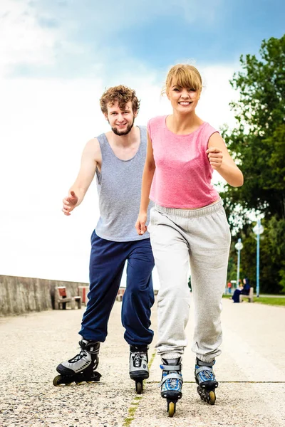 Jóvenes activos amigos patinaje al aire libre . — Foto de Stock