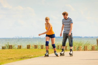 Dışarıda paten süren genç bir çift.