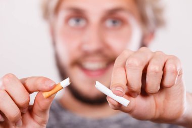 Güleryüzlü adam sigara kırılıyor