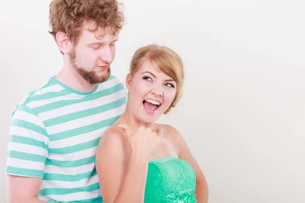 Смішна молода пара робить дурне обличчя — стокове фото