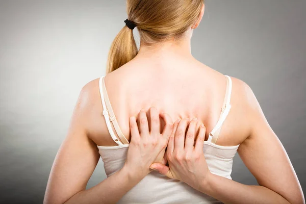 Woman scratching her itchy back with allergy rash — Stock Photo, Image