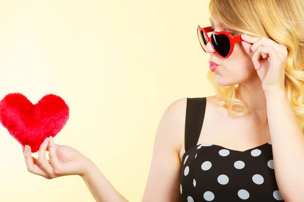 Mujer sosteniendo corazón rojo símbolo de amor —  Fotos de Stock