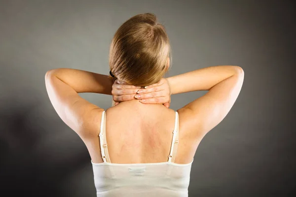 Žena trpí bolest krku — Stock fotografie