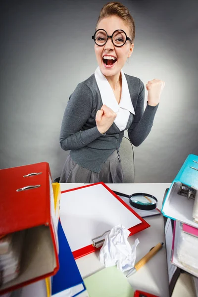 Glada office lady uttrycker glädje. — Stockfoto