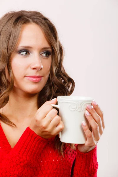 Herfst vrouw houdt Mok met warme drank van koffie — Stockfoto