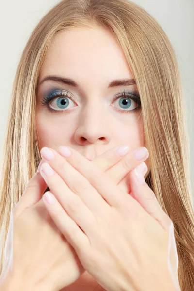 Femme incroyable couvrant sa bouche avec les mains — Photo