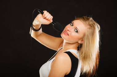 Sarışın kadının mikrofon şarkı