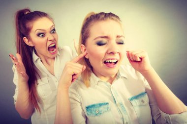 Fury kız arkadaşı, kulakları kapanış kadın çığlık