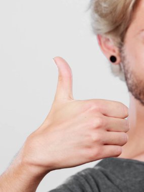 Başparmak pes içerik genç adam