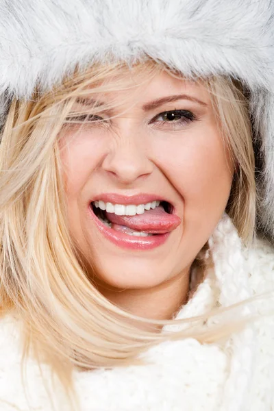 Женщина в зимней пушистой теплой шляпе — стоковое фото