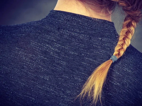 Donna con capelli biondi e treccia acconciatura — Foto Stock