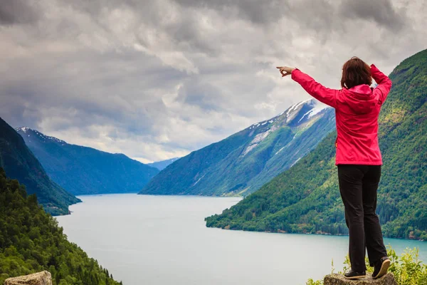 Kvinna turist i norska fjällen fjordar — Stockfoto